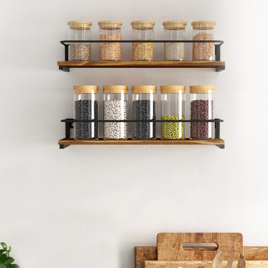 Ranges-epices-bois-de-pin-fixes-au-mur
